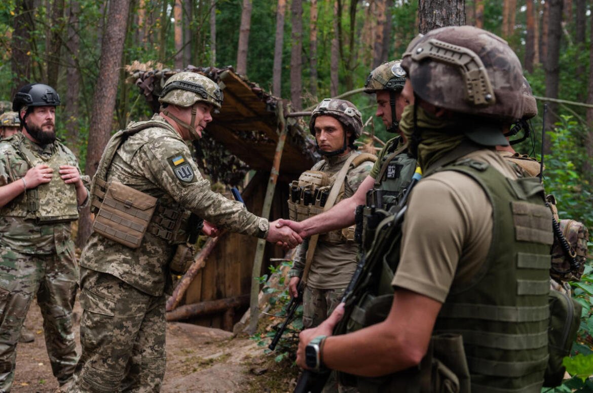 Генерал Наєв нагородив прикордонників, які зупинили російських диверсантів на Чернігівщині