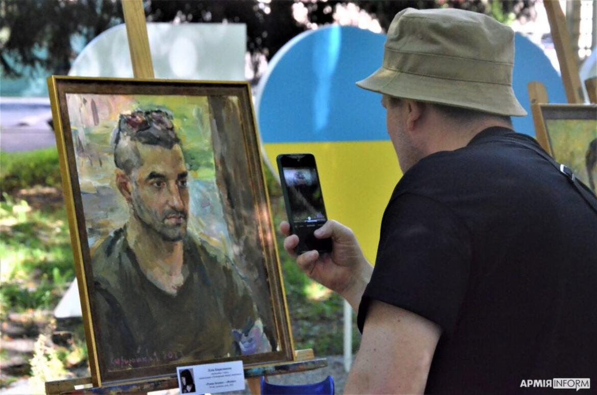 У військовому шпиталі відкрили «Галерею Героїв» з портретами поранених бійців