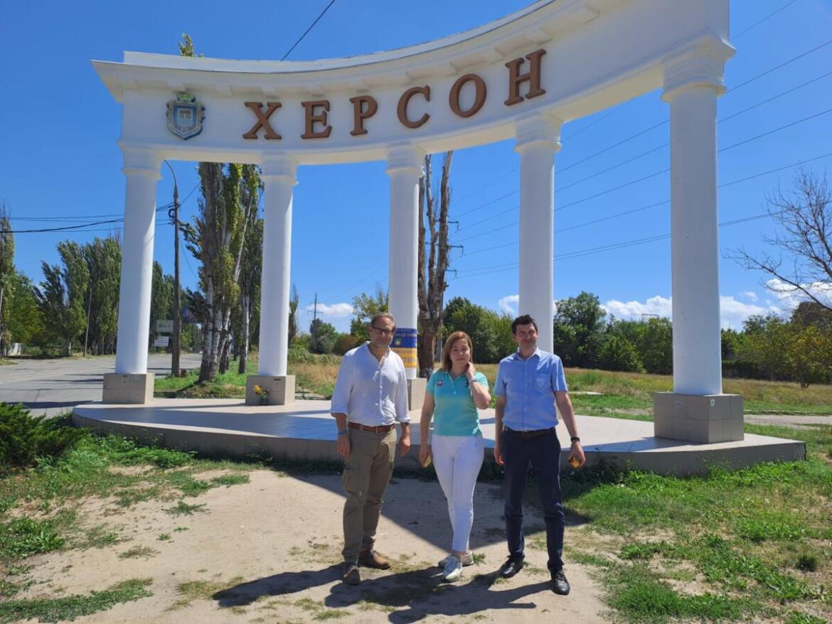 Австрійський посол відвідав південь і передав допомогу для Херсона та Миколаєва