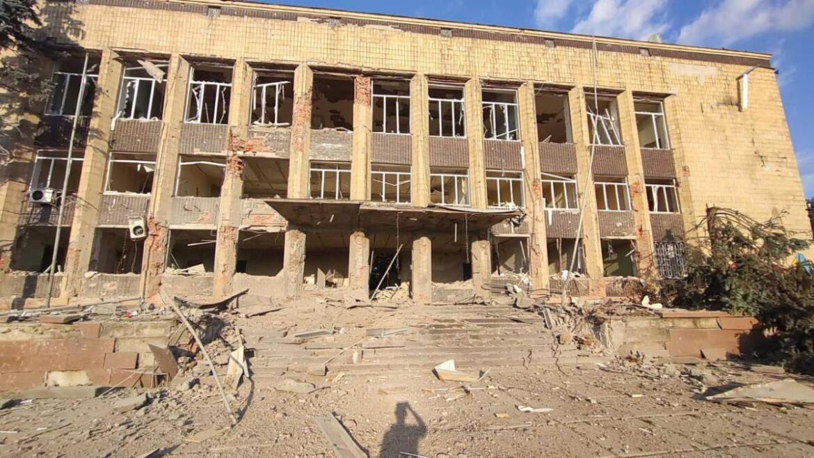 На Куп’янськ росіяни скинули керовану авіабомбу: пошкоджена будівля міськради