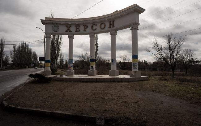 У Херсоні російські окупанти обстріляли житлові будинки