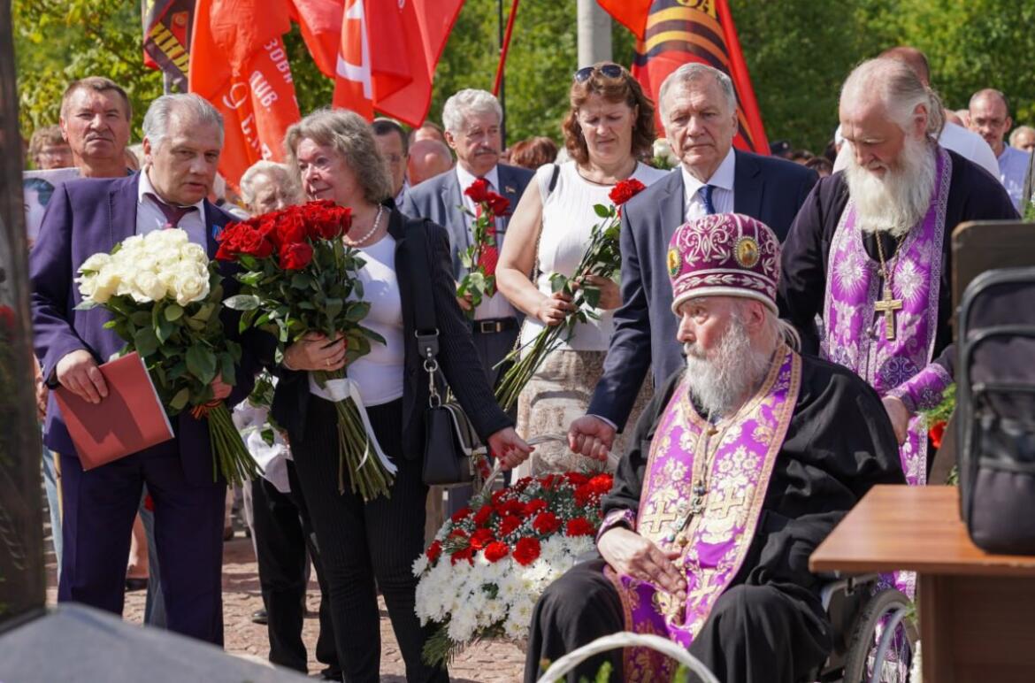 На відкритті пам’ятника Сталіну у Псковській області представник РПЦ дякував тирану за вбитих православних священників (фото)