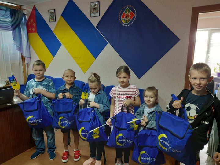 Діти переселенців з Луганщини отримали від ЮНІСЕФ рюкзаки з павербанками