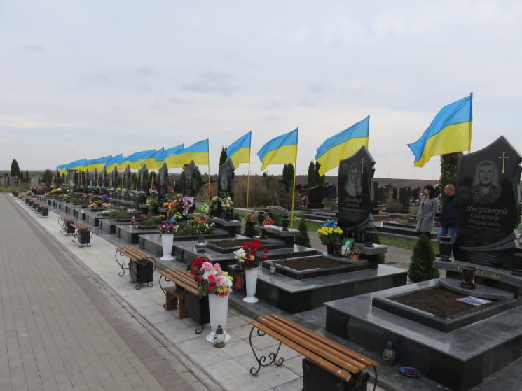 Стало відомо, коли загиблих захисників почнуть ховати на Національному військовому кладовищі