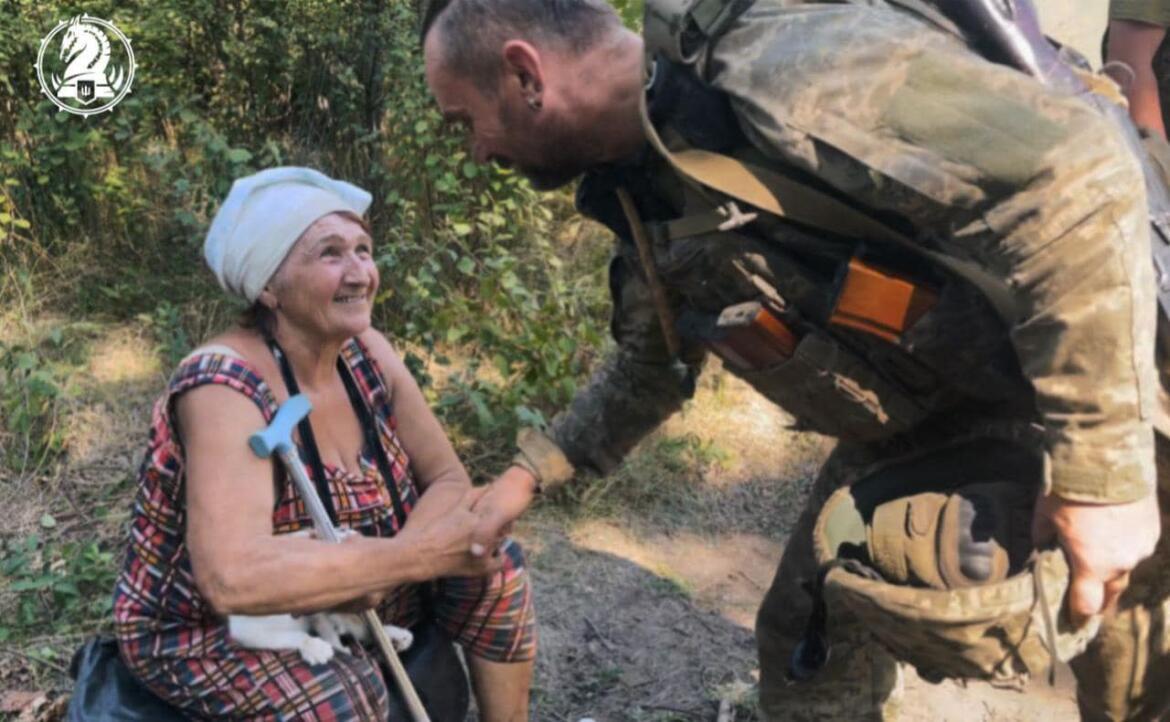 Зі звільненого від загарбників Роботиного бійці ЗСУ евакуйовують місцевих жителів