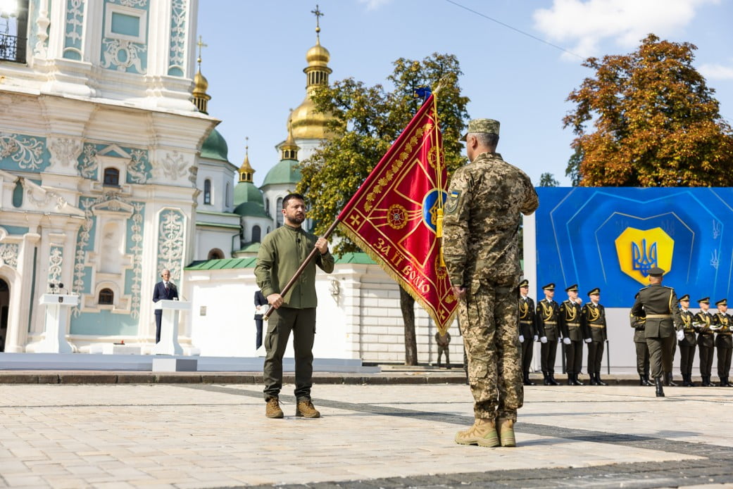 Військові підрозділи отримали з рук президента державні відзнаки та бойові прапори