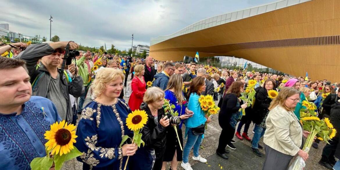 У Фінляндії провели ходу з соняшниками, щоб підтримати Україну