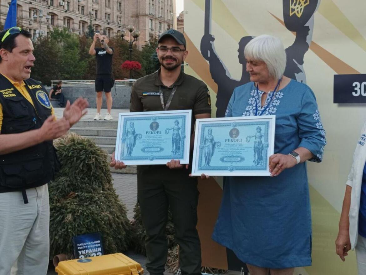 В Украине установили новый рекорд по плетению маскировочной сетки