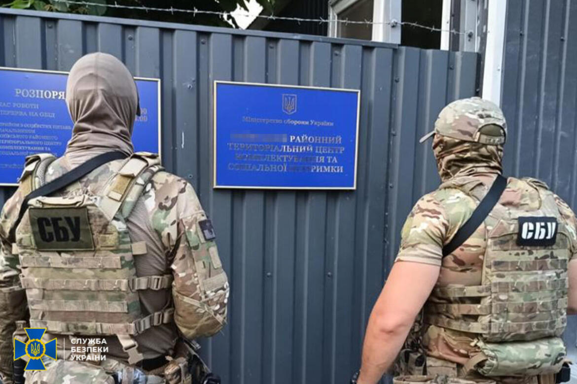 Служба безпеки затримала чотирьох військових чиновників, які заробляли на ухилянтах