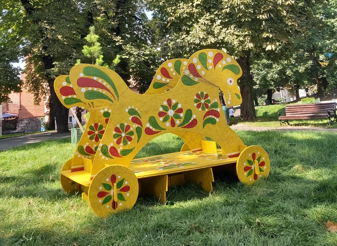 В одному з львівських парків встановили великі яворівські забавки – ОВА
