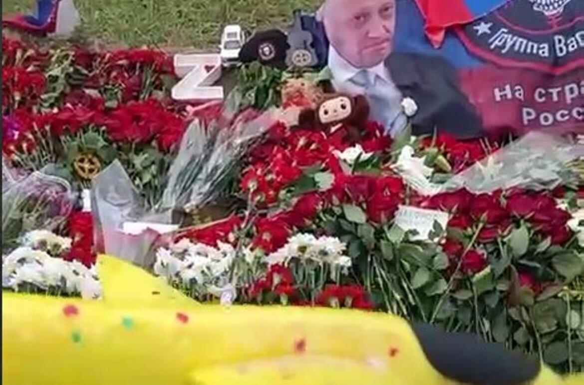 Ідейний «новорос» погрожує, що з дитиною, яка прийшла до «меморіалу» Пригожина з іграшковим літаком, будуть розбиратися вагнерівці (фото)