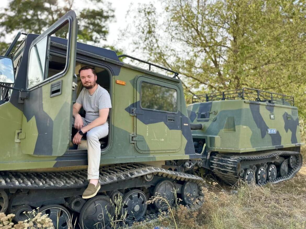 Волонтери зі Швеції передали українським захисникам ще дві евакуаційні амфібії