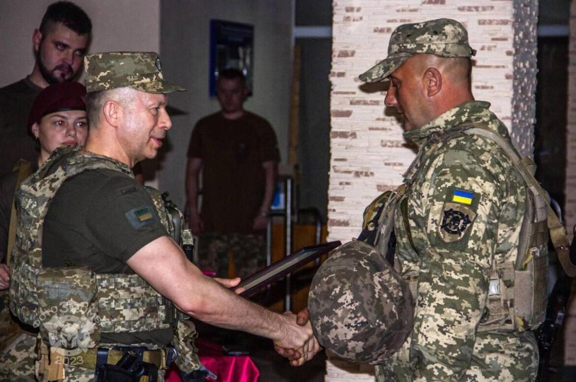 Командувач Сухопутних військ особисто вручив нагороди та подарунки воїнам 32 бригади