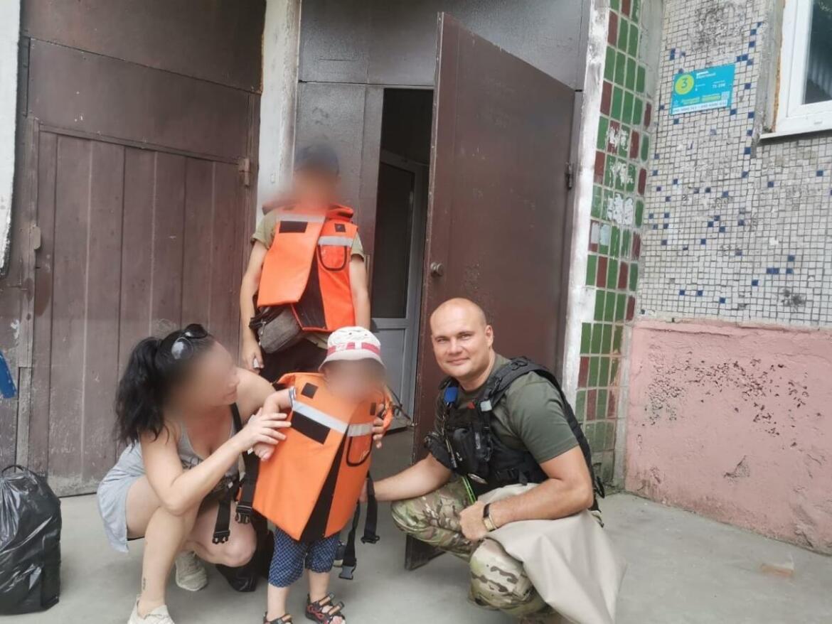 Поліцейські евакуювали жінку із дітьми з району Херсона, який постійно обстрілюється ворогом
