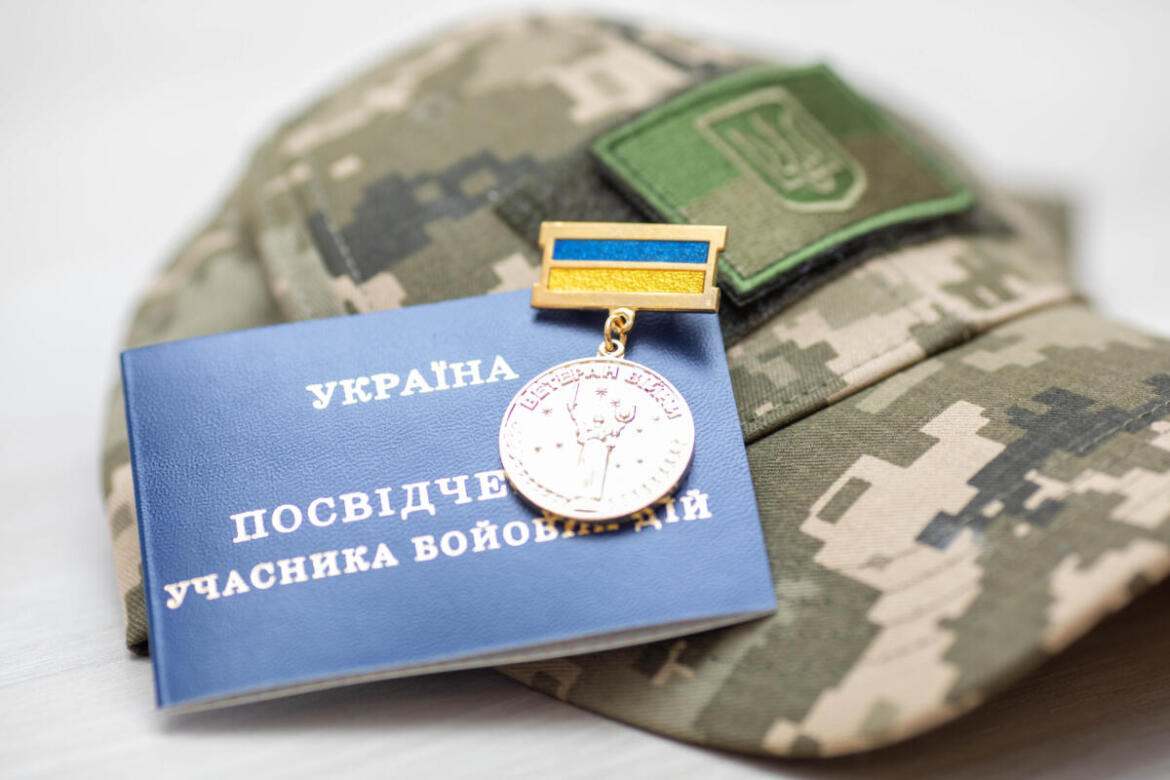 Удостоверения участников боевых действий получили первые гражданские добровольцы