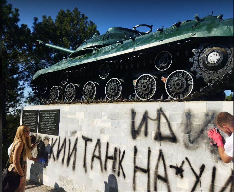 У Молдові невідомі послали радянський танк-монумент вслід за «русским кораблем»