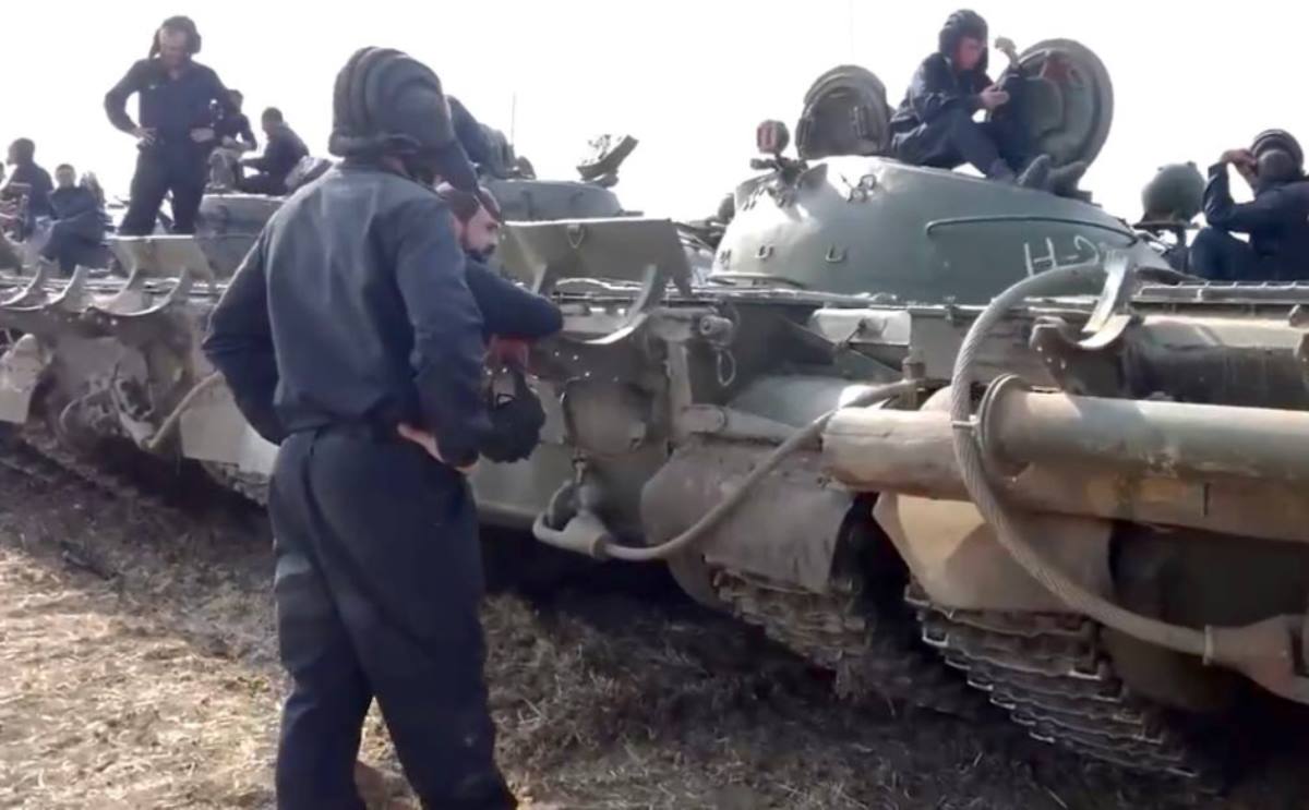 Окупанти вихваляються старими танками Т-55 на південному фронті (фото)