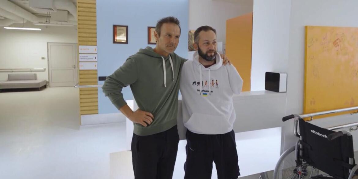 Лідер гурту «Океан Ельзи» зустрівся з пораненими захисниками в реабілітаційному центрі Superhumans