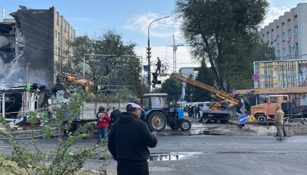 У Черкасах рятують людей з-під завалів зруйнованого російською ракетою готелю