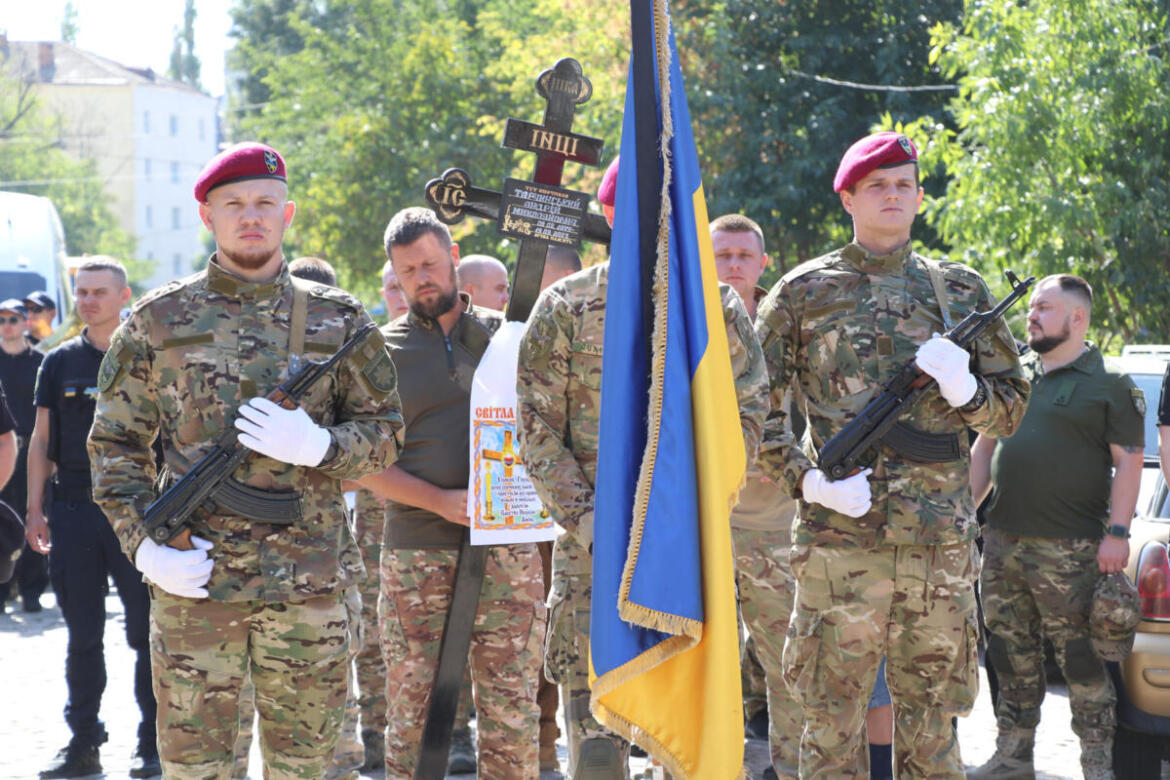 Поліцейські Херсонщини провели в останню путь загиблого від російського обстрілу колегу