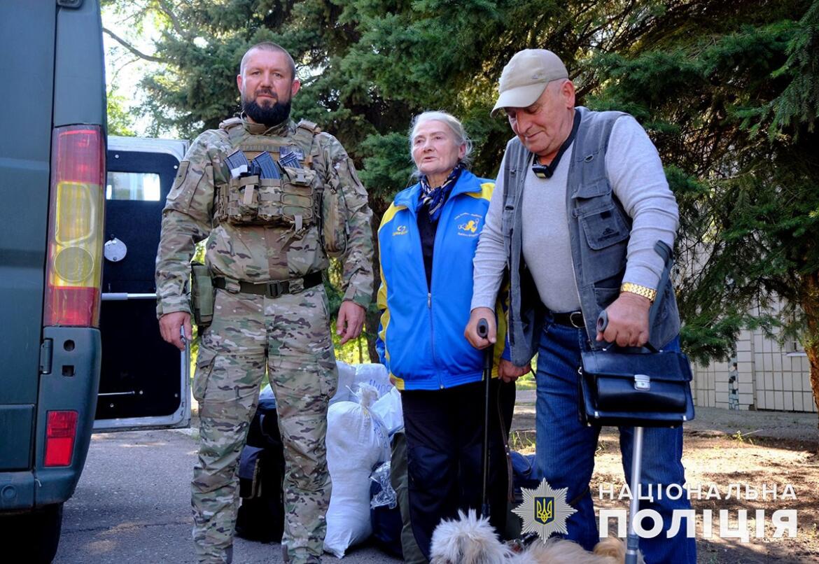 «Білі янголи» під прицілом ворожих дронів евакуювали з Вугледару подружжя похилого віку