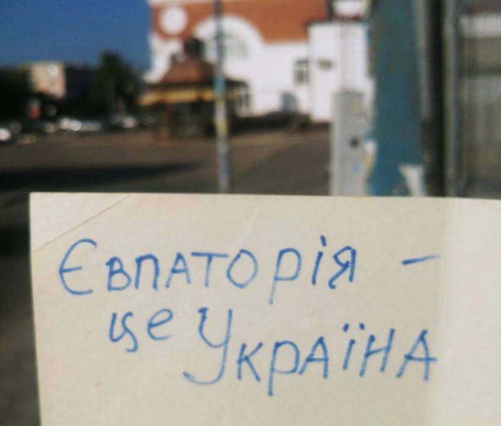 В окупованому Криму українські активісти розвісили сотні стрічок, що символізують опір