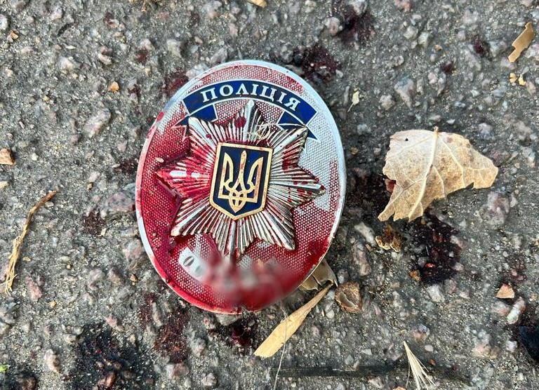 Під ворожий обстріл у Херсоні потрапила автівка з патрульними поліцейськими – МВС