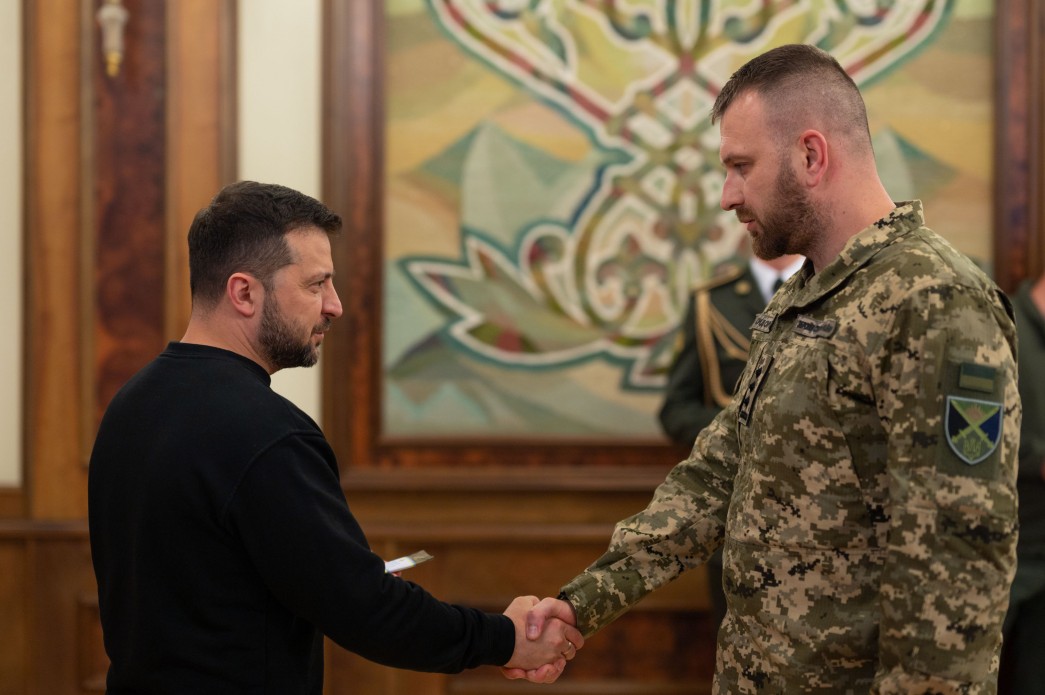 Президент Зеленский вручил погоны украинским военным и правоохранителям