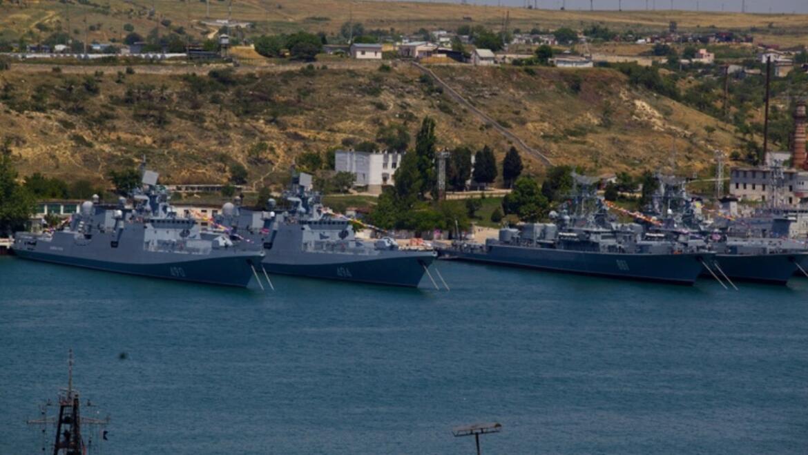 Російські військові експерти плутаються у поясненнях щодо мотивів відводу кораблів з головної бази у Севастополі