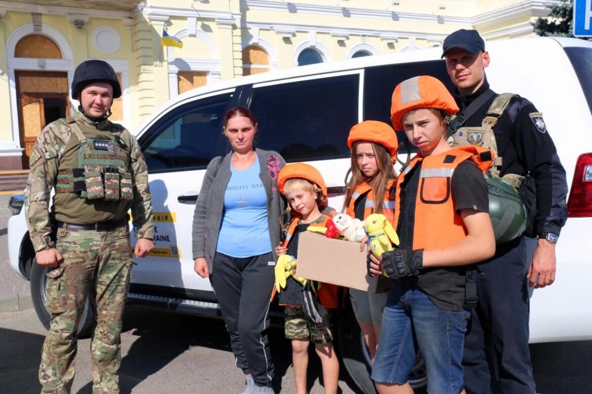 Поліцейські Херсонщини евакуювали з-під обстрілів родину з дітьми та кошеня