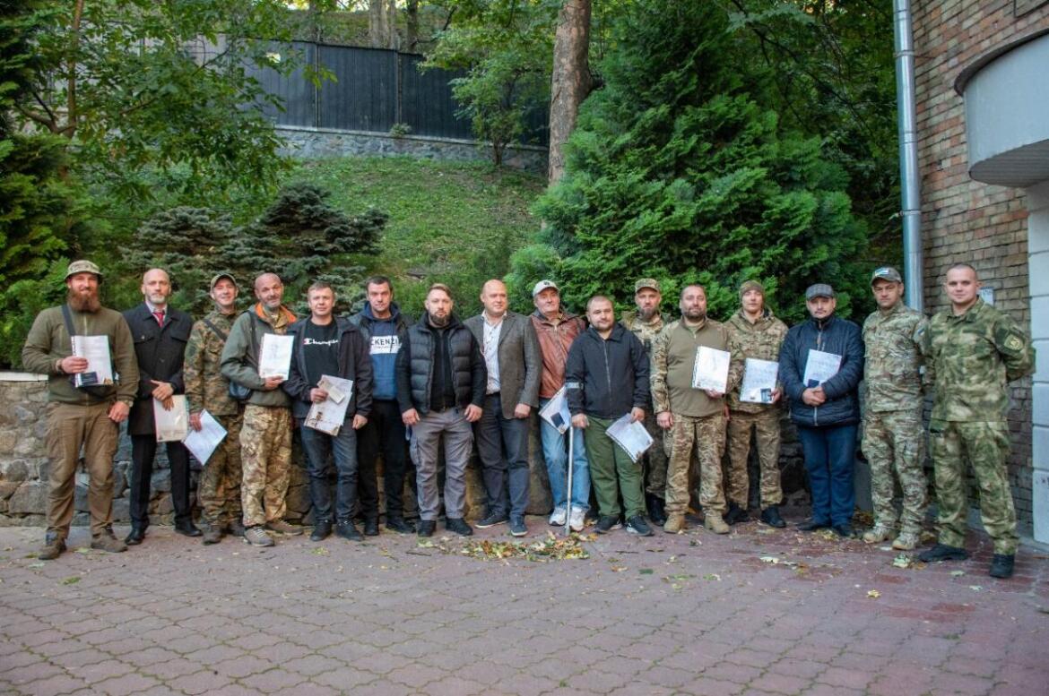Гражданским добровольцам в Минветеранов вручили удостоверения участников боевых действий
