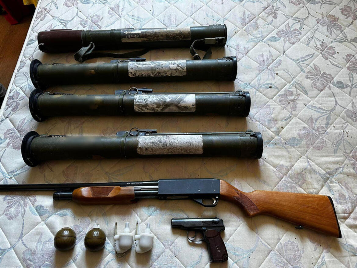 У колаборанта з Херсона поліція виявила схрон зброї та боєприпасів в оселі