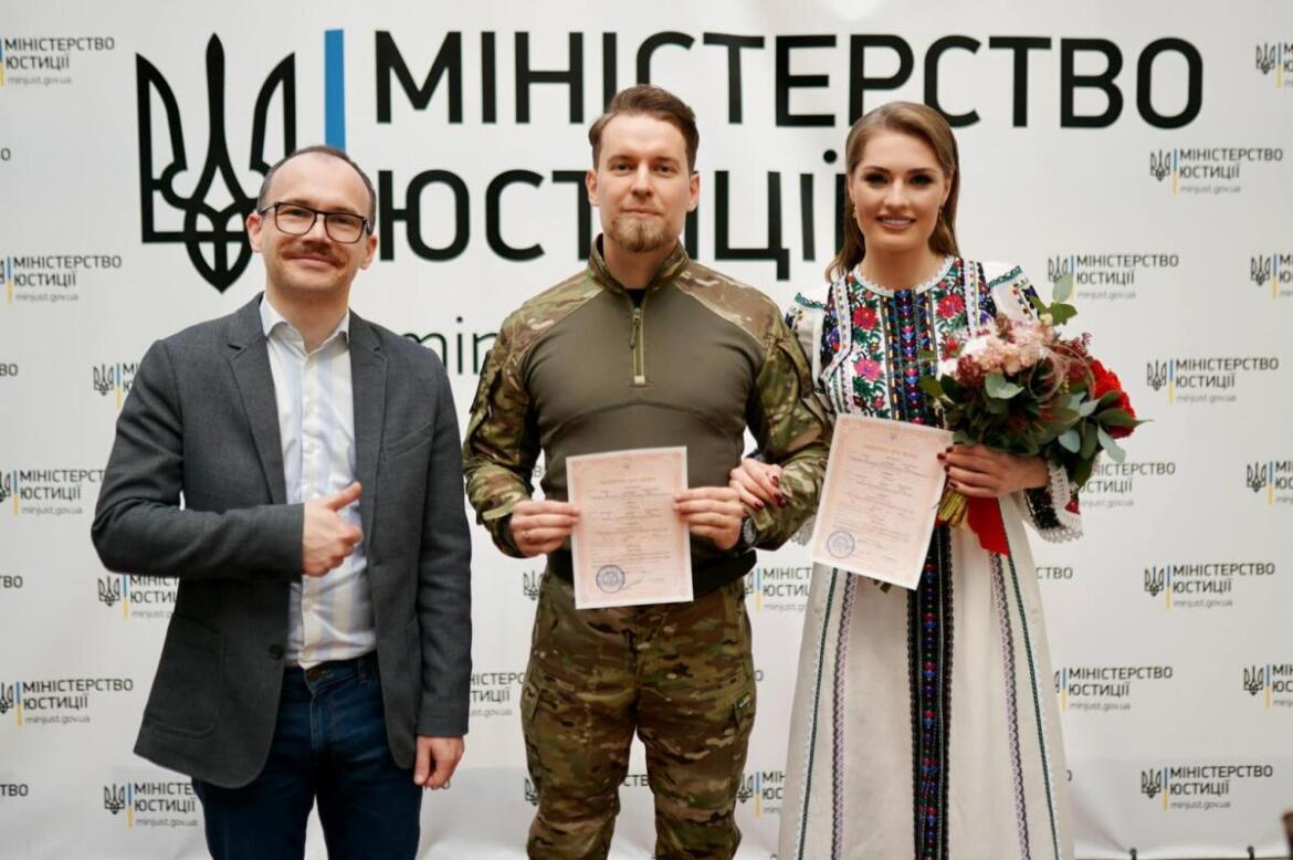 Глава прессслужбы СБУ Артем Дехтяренко женился: кто его избранница