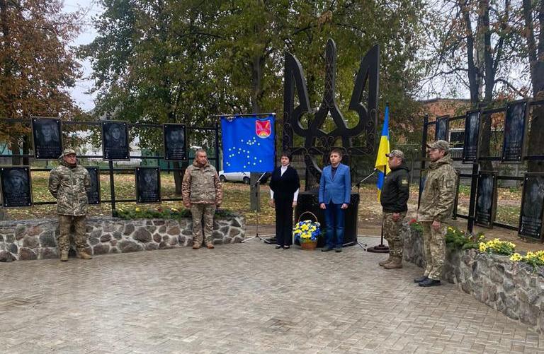 У 3 км від кордону з росією відкрили пам’ятний знак Захисникам України