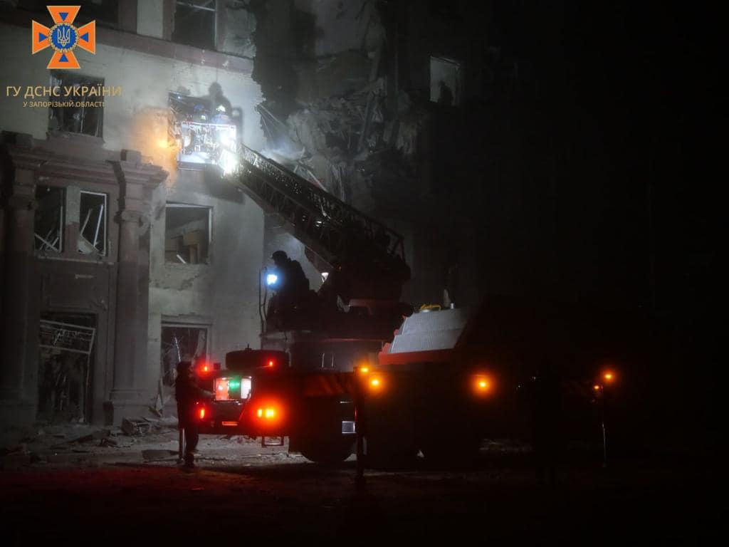 Зі зруйнованої російською ракетою багатоповерхівки у Запоріжжі евакуйовано 50 людей – ДСНС