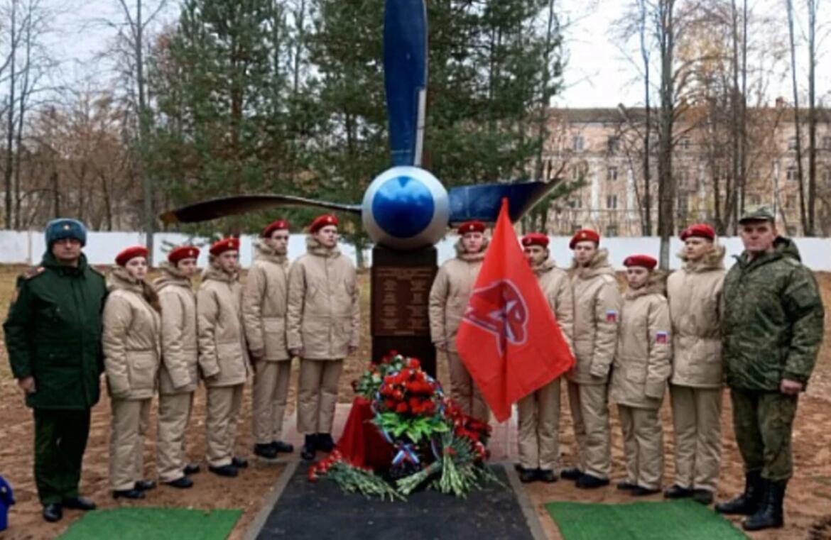 Російська пропаганда продовжує ліпити з вбитих під час заколоту Пригожина російських військових «героїв сво»