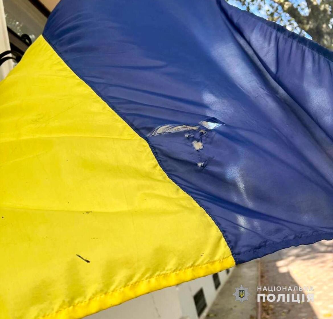 За наругу над державним прапором у центрі Одеси молодика притягнуть до кримінальної відповідальності