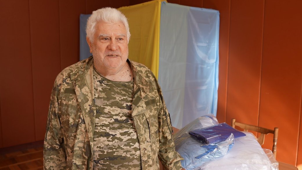 77-річний польський художник возить в Україну гуманітарні вантажі