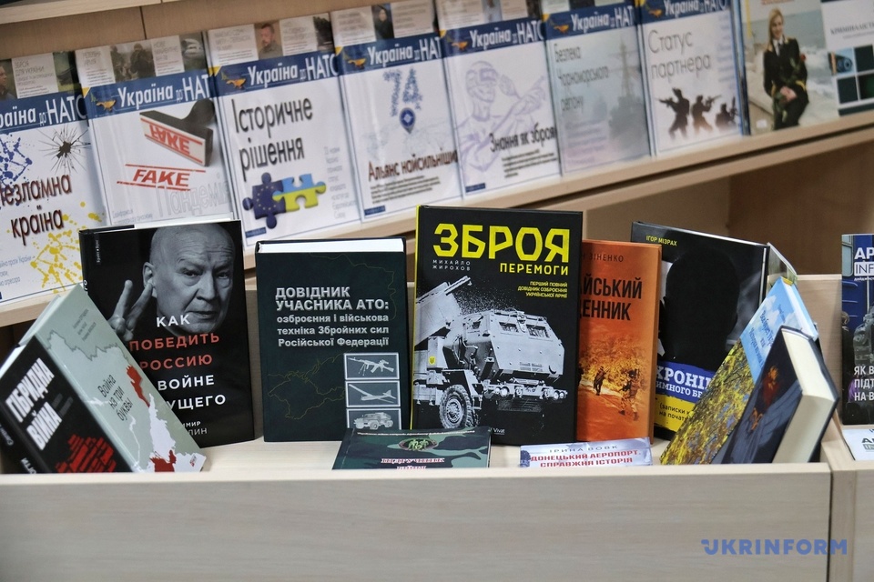 В Україні відкрили виставку друкованих видань про війну, випущених з 2014 до 2023 року
