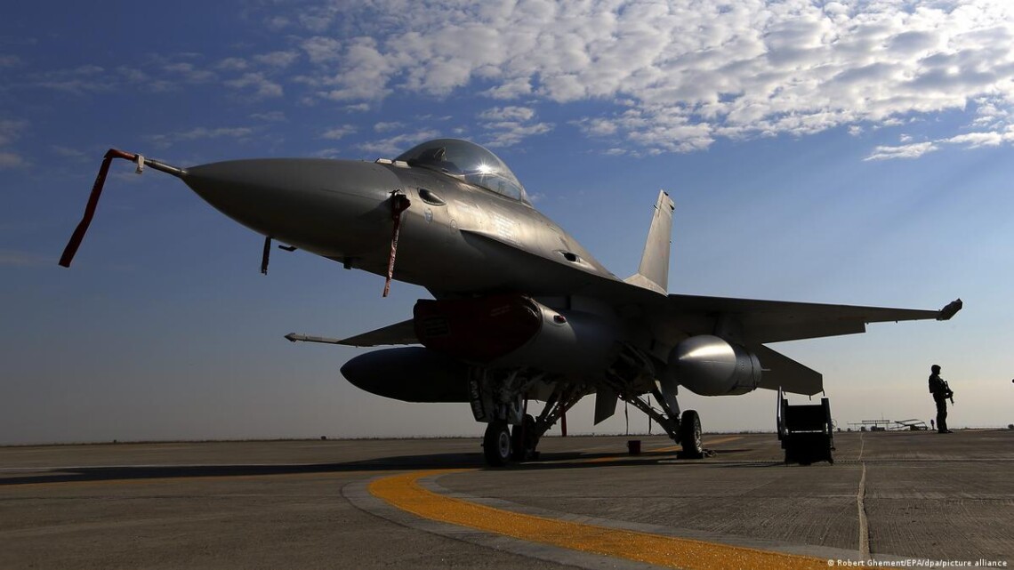 Українські пілоти завершили базовий курс навчання на F-16 у Великій Британії