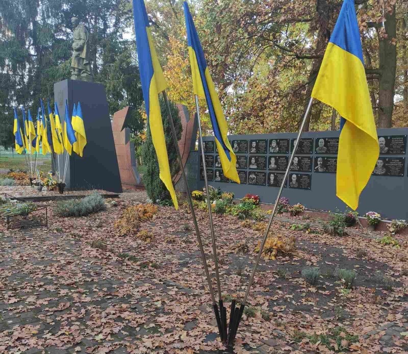 С Мемориала славы на Волыни неизвестные похитили 13 флагов