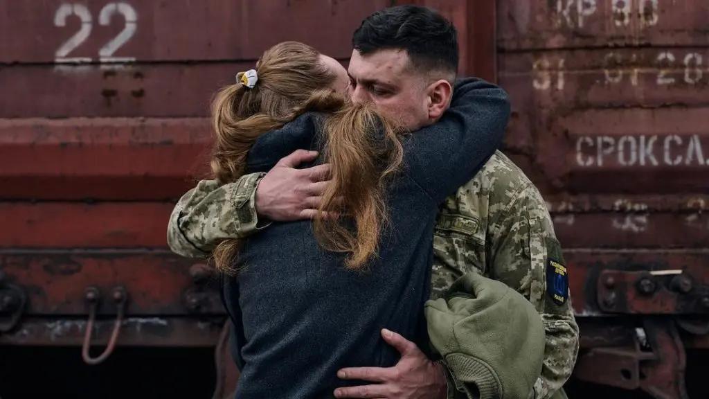 Як підтримати людину, яка пережила полон: рекомендації психолога