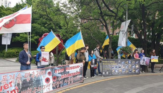У Сеулі біля російського посольства українці провели акцію протесту (ФОТО)