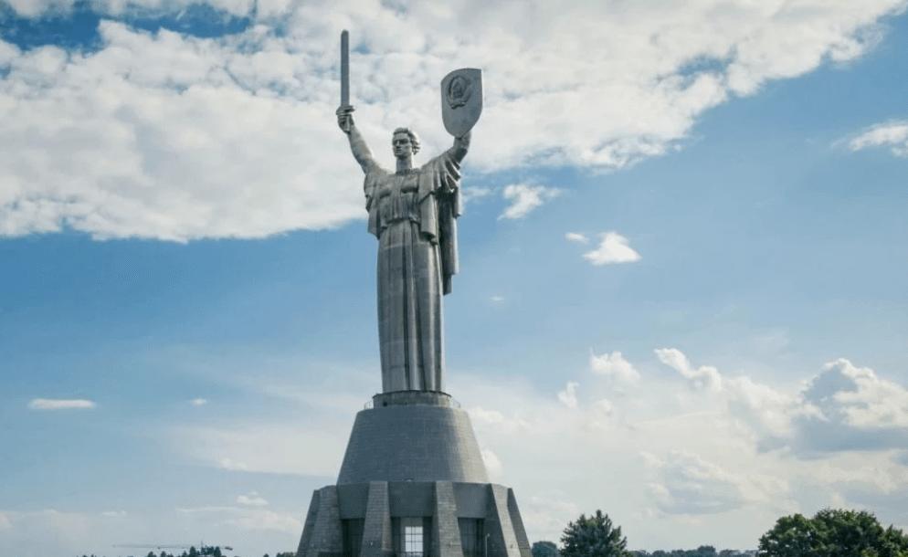 Експерти розповіли, що допоможе демонтувати герб СРСР на монументі Батьківщини-Матері