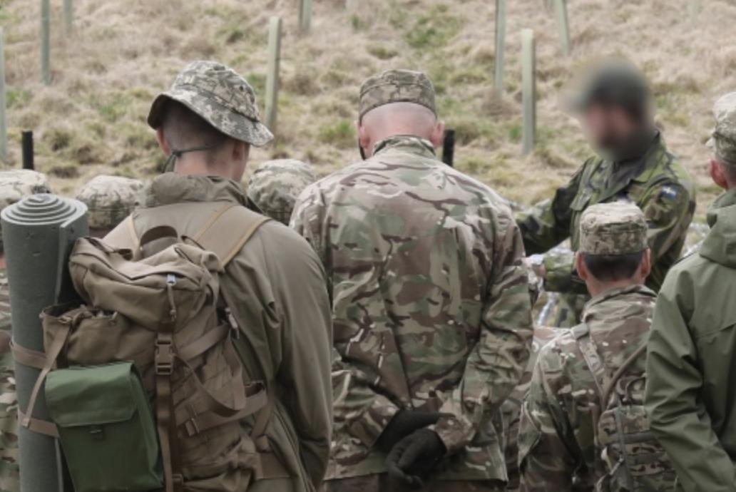 Шведські інструктори вчать ЗСУ встановлювати інженерні загородження