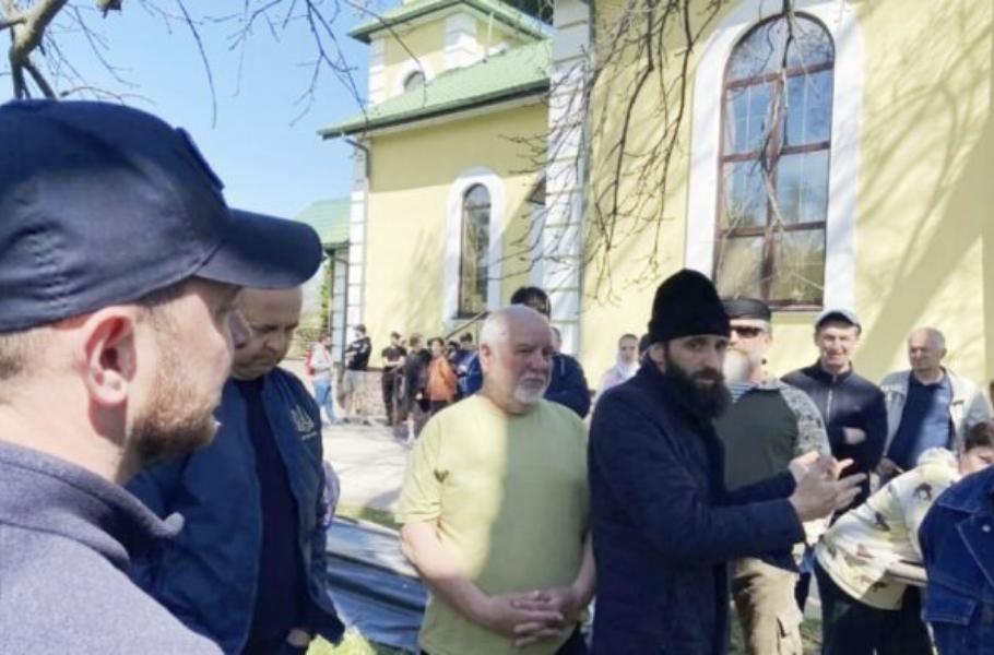 В Киевской области священник московского патриархата отказался отдать ключи от церкви и впустить прихожан