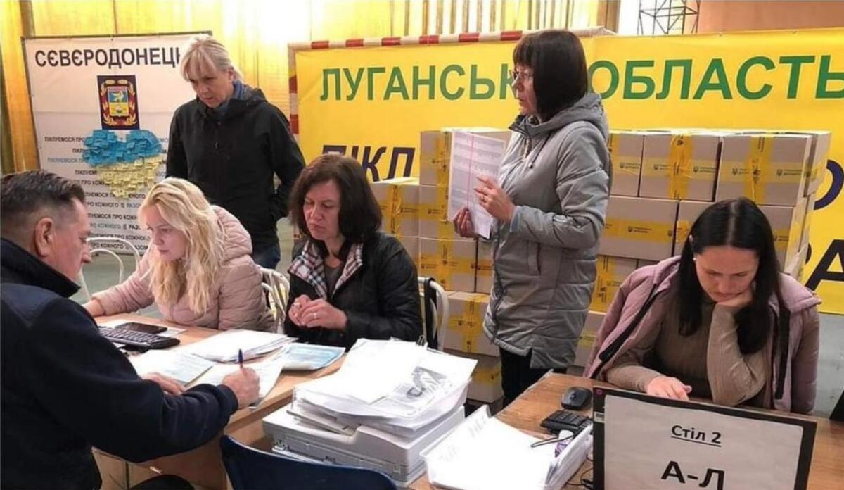 В Днепре гуманитарные хабы Луганщины выдают помощь переселенцам