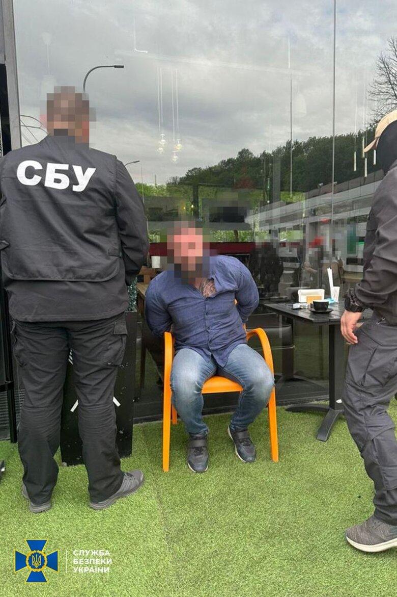 Адвоката-росіянина та посадовця Київської ОВА викрили на незаконній схемі переправлення ухилянтів за кордон