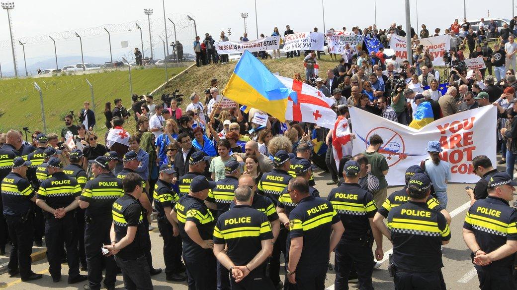 У Тбілісі тривають протести проти відновлення авіасполучення з РФ: що відомо