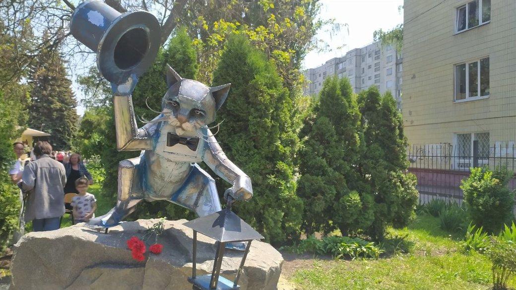 «Кіт з ліхтарем»: у Сумах презентували скульптуру, яку створив загиблий захисник України